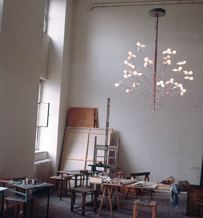 Ingo Maurer Birds Birds Birds Lysekrone med Rød Blå Ledning